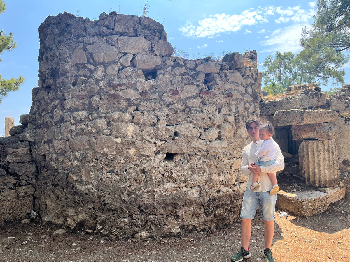 Прямо на берегу моря стоит древний город 