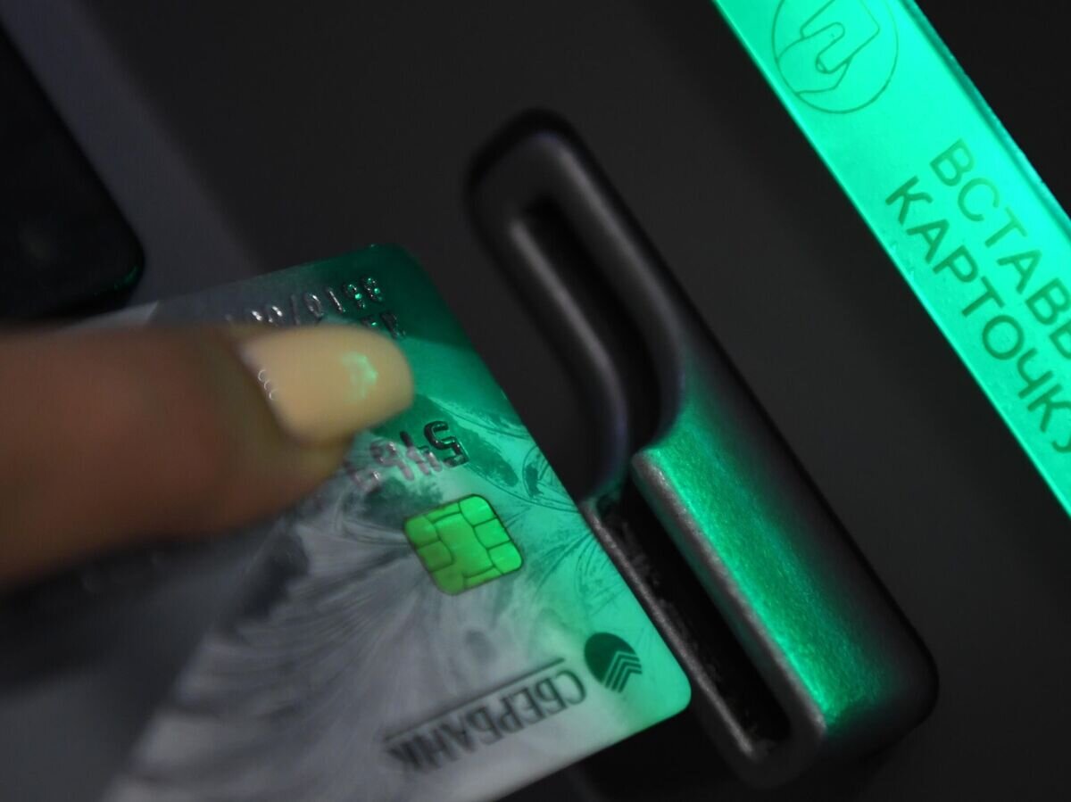    Банкомат в отделении Сбербанка России© РИА Новости / Максим Богодвид