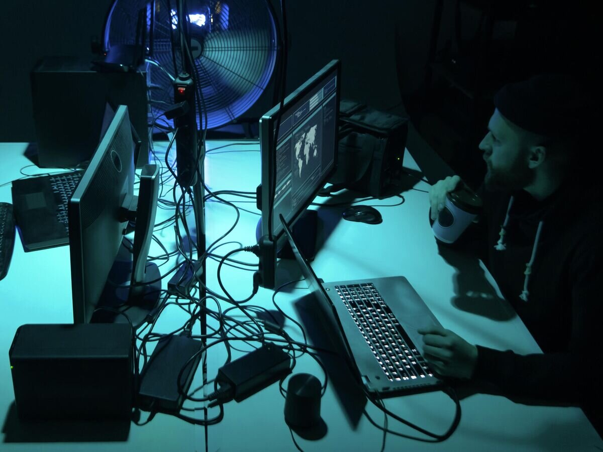    Люди, занимающиеся интернет-мошенничеством© Depositphotos.com / shmeljov