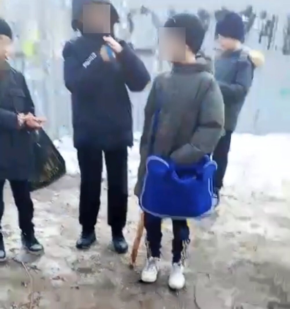    Вот таких "мужчин" вырастили - толпой с палками на одну девочку. Фото: Из личного архива/ из личного архива семьи Куценко