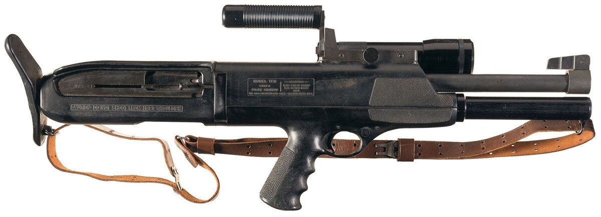 Ружье HS М10А. Вид справа. Обратите внимание на мушку, ручку для переноски, фонарик и надпись под окном для экстракции гильз.