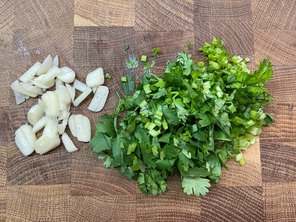 Фото 1 - зелень, которая остаётся после нарезки
