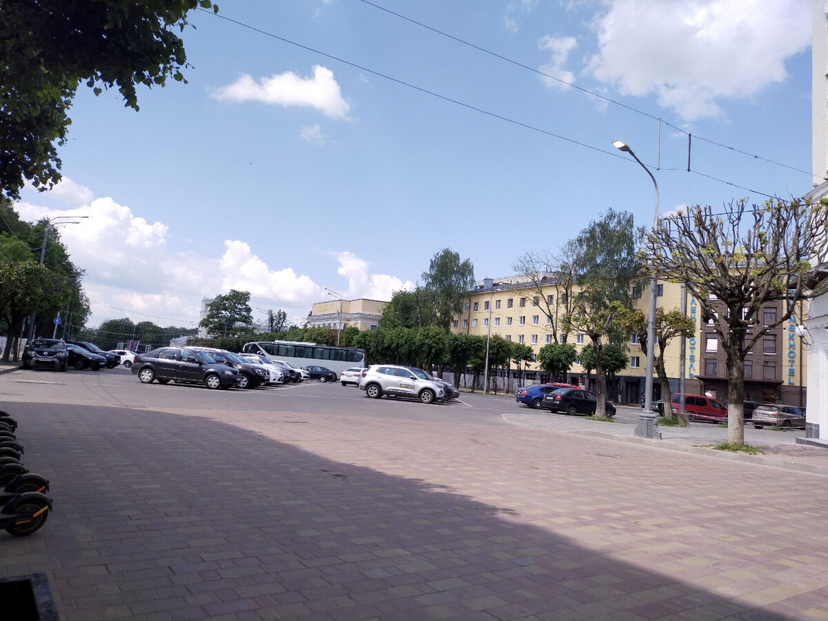 Представляете, оказалось, что в Смоленске нет площади Ленина! То, что я так называла, - просто улица Ленина, а в этом месте на расширении стоит памятник вождю! :)