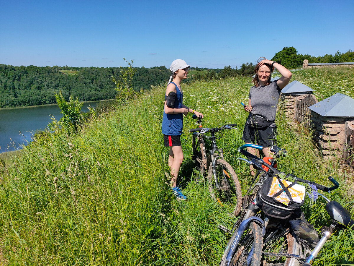 2020 год - велосипеды живее всех живых. А на фото я и тот самый Максимка, только теперь он уже сам дорос до того велосипеда, на котором его когда-то возили