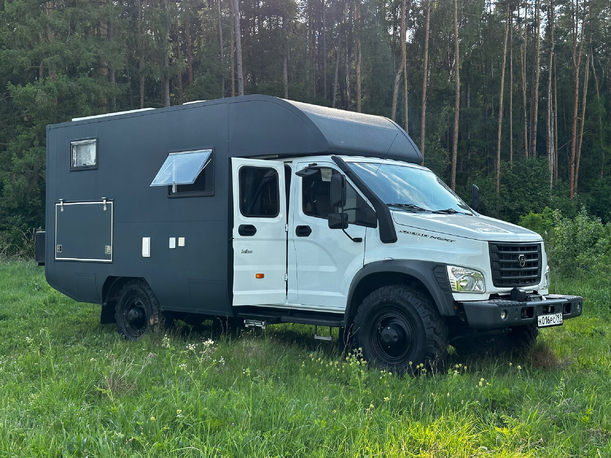 Вход в автодом осуществляется через дверь второго ряда кабины