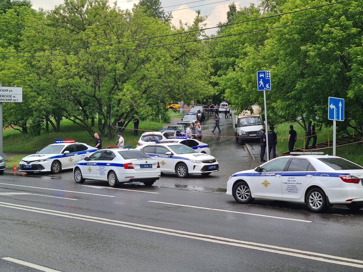    Оперативные службы в районе Матвеевской улицы на месте задержания подозреваемого в убийстве мужчины© АГН "Москва" / Денис Воронин