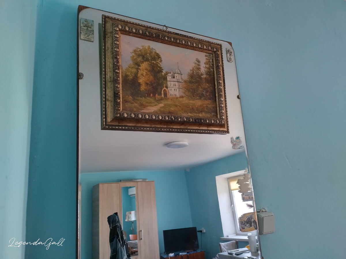 На зеркало повесил, юморист ))