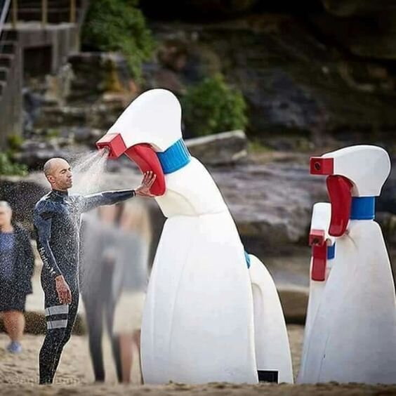 Эффективная интерактивная наружная реклама демонстрирует гигантские распылители, освежающие посетителей пляжа, создавая незабываемый рекламный опыт. 