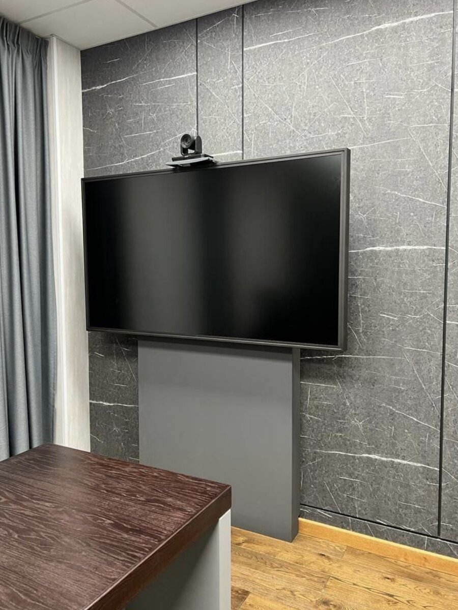 Охлаждение и бесшумность - для обеспечения надежной работы оборудования, в шкафу предусмотрена система охлаждения с терморегулятором и практически бесшумными вентиляторами. Это гарантирует оптимальную температуру и защиту от перегрева, не нарушая комфорт во время переговоров. 
🔹 Удобство установки - для размещения оборудования требуется всего лишь наличие на стене одной или двух розеток 220В и розетки для сетевого подключения. Это делает процесс установки быстрым и простым, не требуя дополнительных сложных работ.