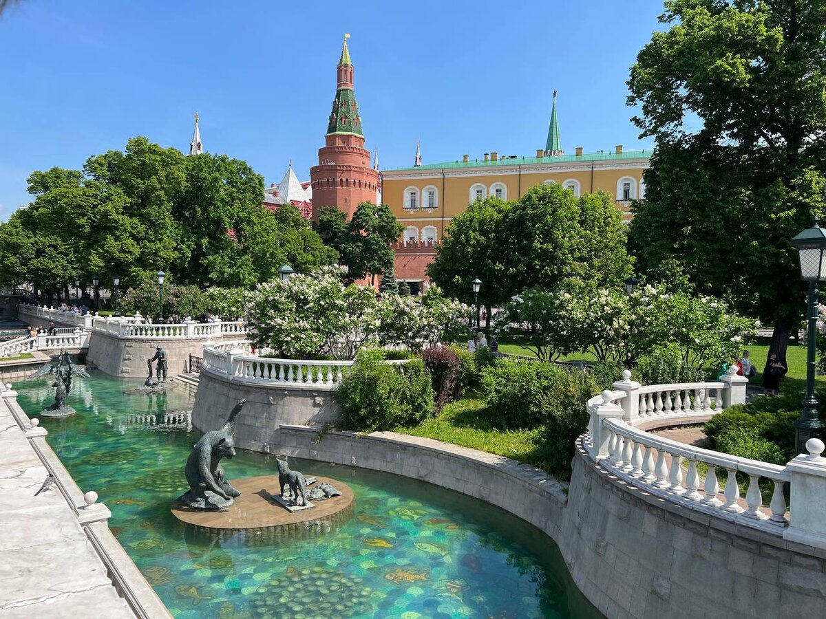 Вид на Угловую арсенальную башню и фонтанный комплекс в Александровском саду