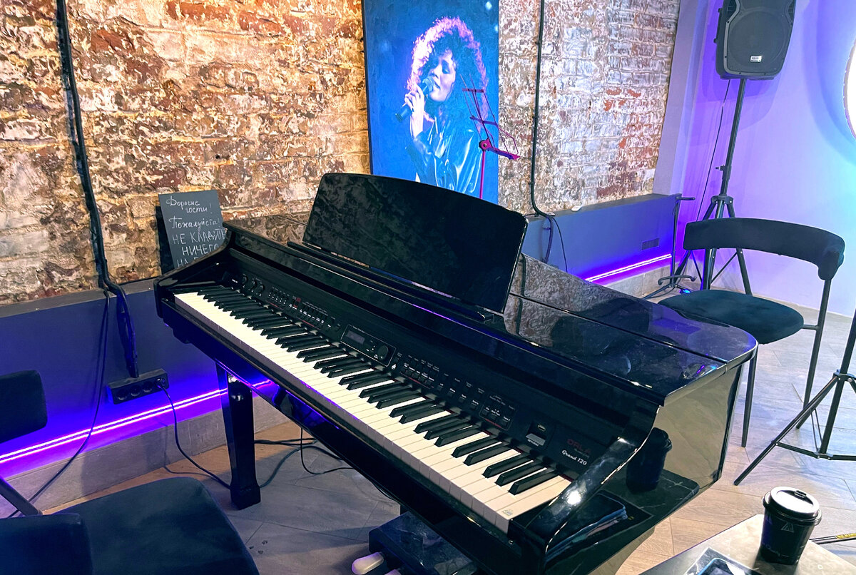 Репетируем в студии перед записью песни