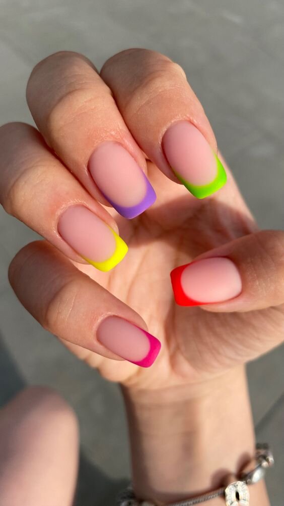 Разноцветные ногти 2024 маникюр. Сочный разноцветный маникюр. Разноцветный маникюр. Маникюр неоновый разноцветный. Разноцветные ногти 2024 маникюр.