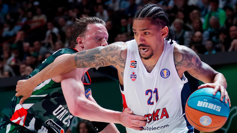    Оливье Ханлан против Дмитрия Кулагина в матче ЦСКА и УНИКСа.ПБК ЦСКА