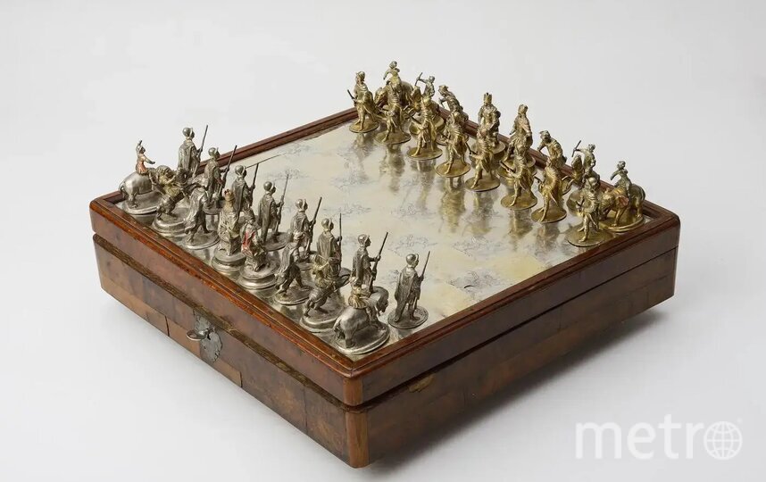    Шахматный комплект, поднесённый царю Алексею Михайловичу послом Бранденбурга Иоахимом Скультетом. Франкфурт-на-Майне, конец XVII – начало XVIII века. Серебро, литьё, резьба, золочение. Из коллекции Музеев Московского Кремля.Музеи Московского Кремля