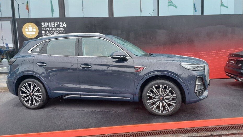    Китайский бренд Hongqi анонсировал новые автомобили в рамках ПМЭФ-2024. Автор фото: Анастасия Котельникова/"Деловой Петербург"