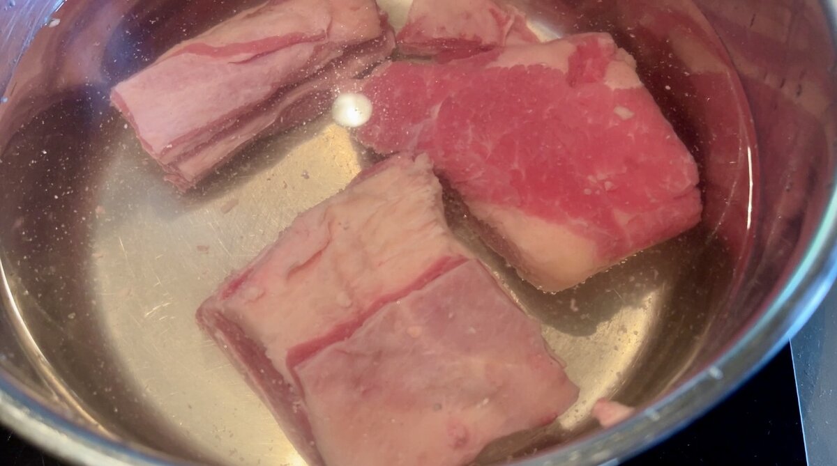 Мясо опускаем в воду и варим бульон. Фото автора.