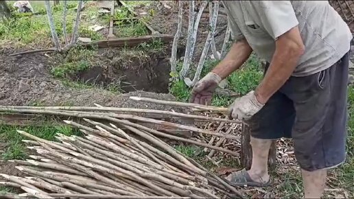 Добрались до чердака и очень удивились. Папа разбирает печь в бывшей бане. Деревенская жизнь нашей большой семьи)