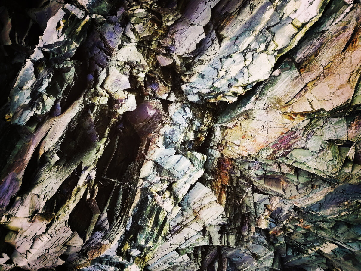 Часть упавшей скалы. В срезе камешки вытаскиваются и вставляются обратно, как в конструкторе