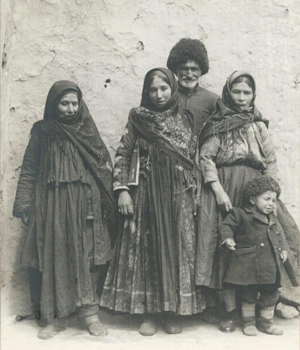 На фото: Жители села Куруш 1928 г. Докузпаринский район.