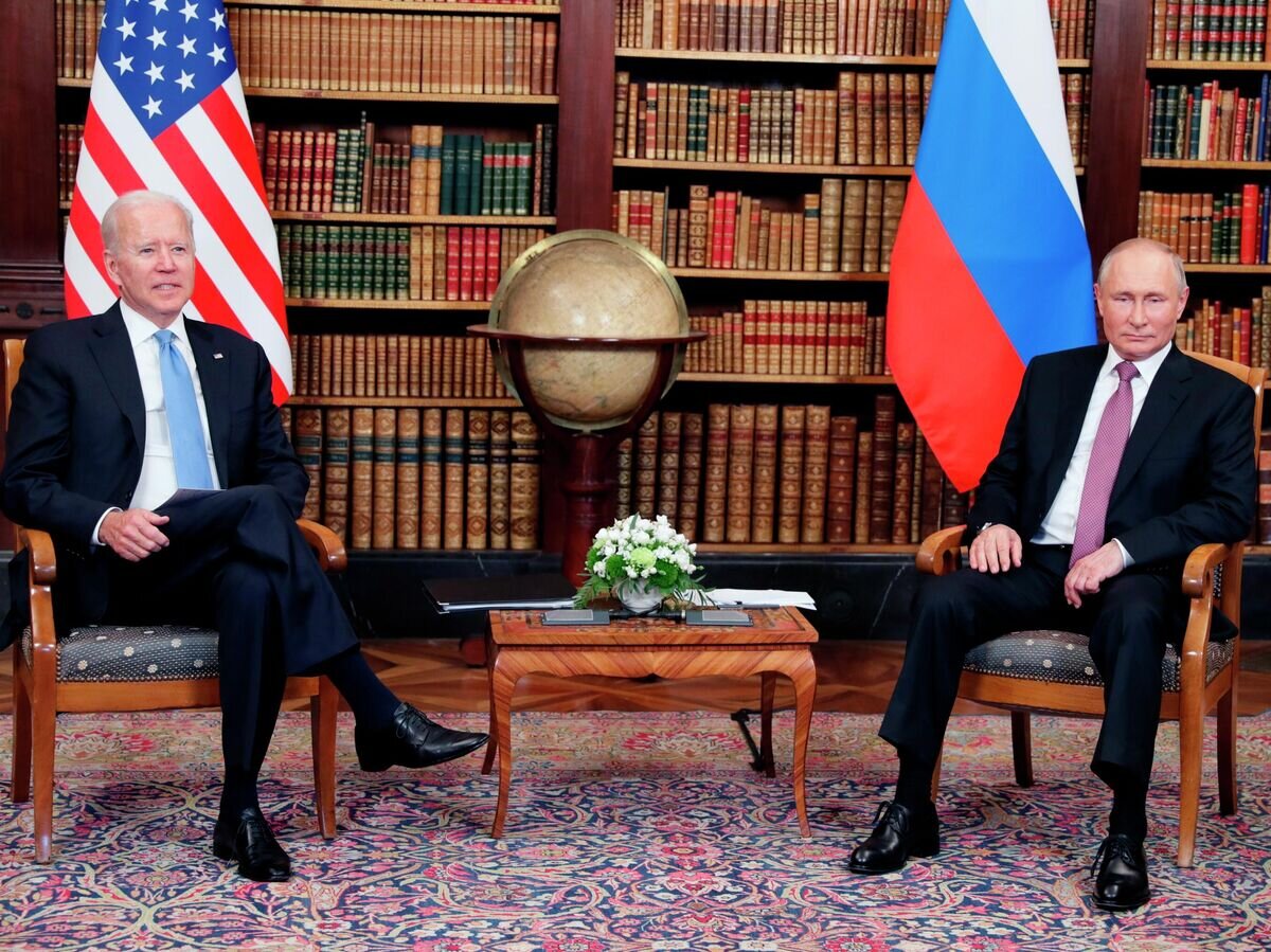    Президент РФ Владимир Путин и президент США Джо Байден во время встречи в Женеве на вилле Ла Гранж© РИА Новости / POOL