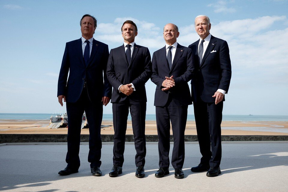    В ряду представителей стран - победительниц Германии странно смотрелся Шольц. REUTERS