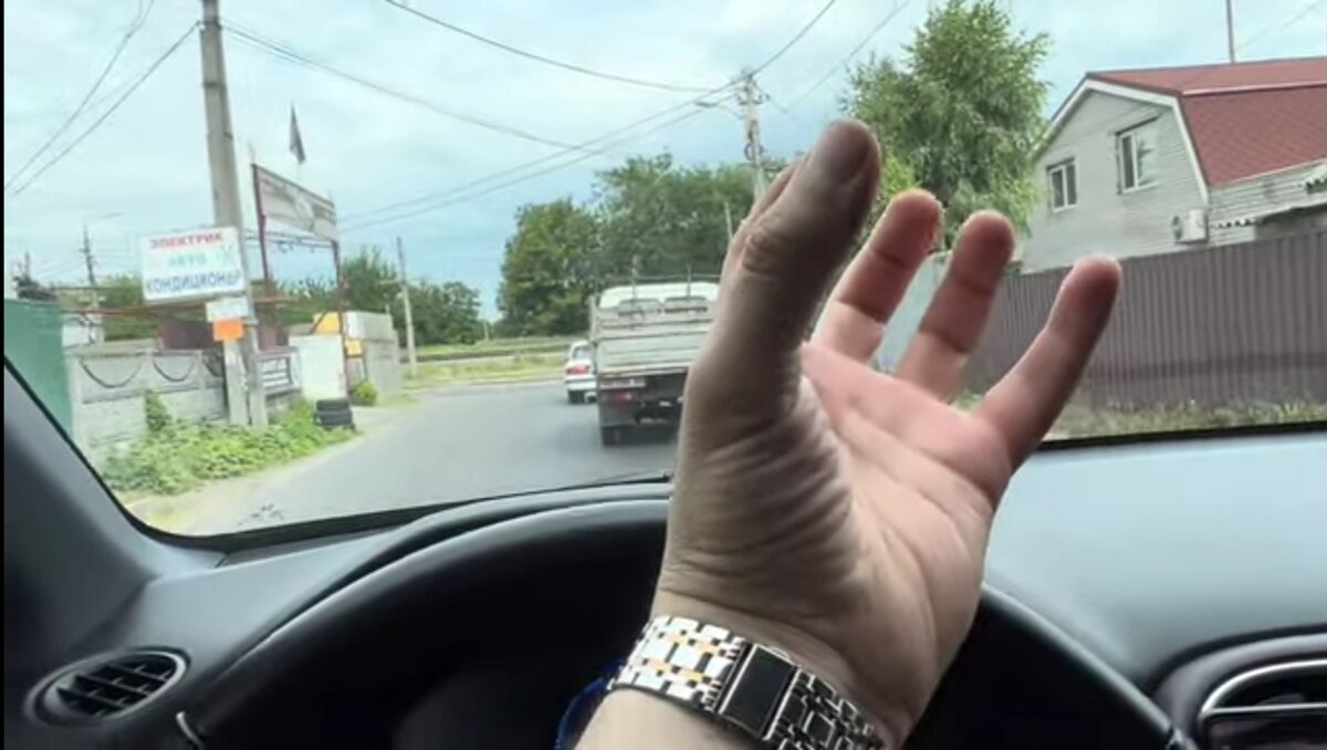 Рука на фото - это человек показывает, какой он покупает помидор - один на семью из трех человек. 