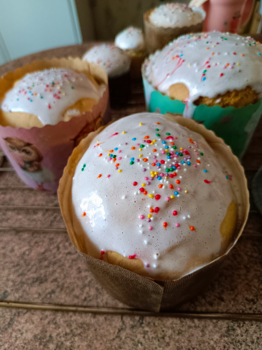 Куличи вкусные получились, кушали всё включала младшую дочь. Пекла с изюмом несколько штук и с цукатами. 