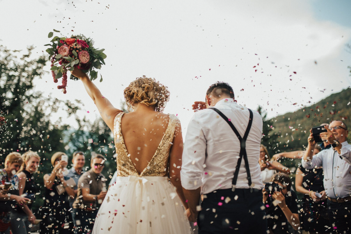 Использование генератора конфетти на свадьбе