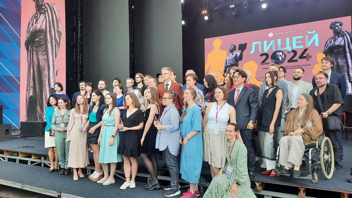Сегодня на Красной площади торжественно вручили награды молодым поэтам и прозаикам!