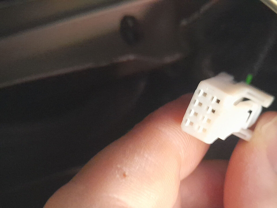 Заводская проводка АвтоВАЗа с 8-pin колодкой (разъемом) для подключения освещения вещевого ящика — Lada Vesta NG