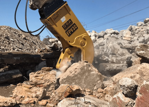 Гидроножницы раскалывают крупные фрагменты ЖБИ