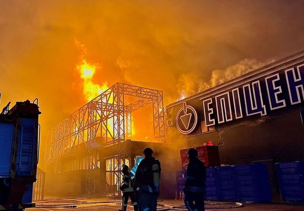 В Херсоне ночью прилетело по недействующему гипермаркету «Эпицентр». После того, как накрыли «Эпицентр» харьковский, в бандеровских соцсетях ещё несколько дней стоял скулёж, что «на складах было то, что должно было дойти до парней до фронта». Так что есть все основания полагать, что и в Херсоне выгорели не консервы и обои, источник – Телеграм-канал Военкор Котенок 