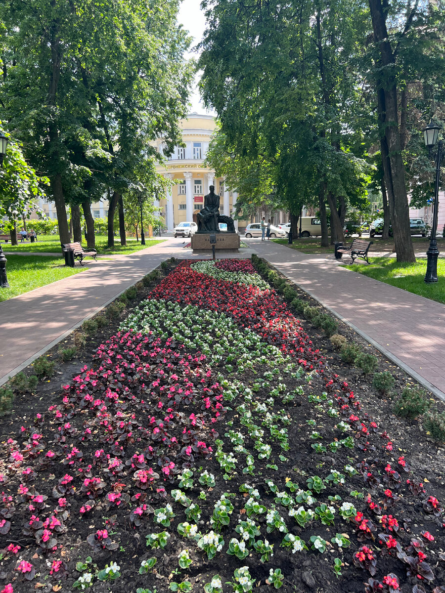 Сквер им Бунина.  Фото автора.