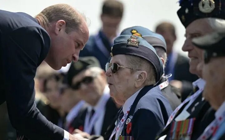 Принц Уильям говорит с участником дня Д. В 2019 году 225 британских ветеранов посетили Нормандию, чтобы почтить память погибших. В этом году их было 23. Всего было около 200 ветеранов. Фотография из открытого источника. 