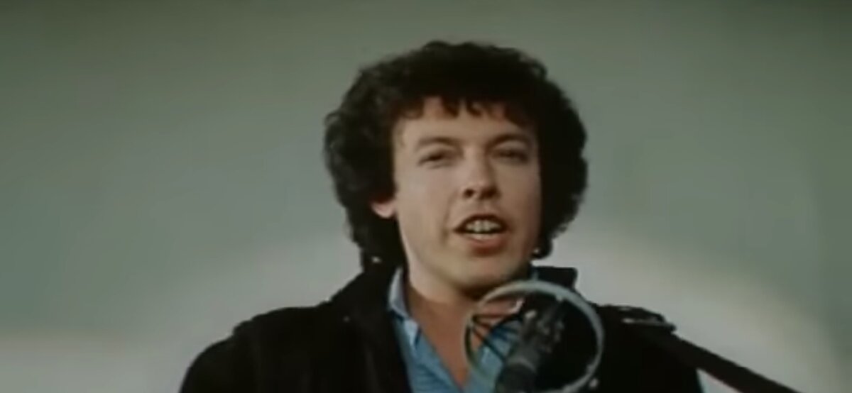 Андрей Макаревич в роли барда Николая Ковалёва исполняет свои песни в фильме "Начни сначала" (1985). Скриншот кадра из фильма 