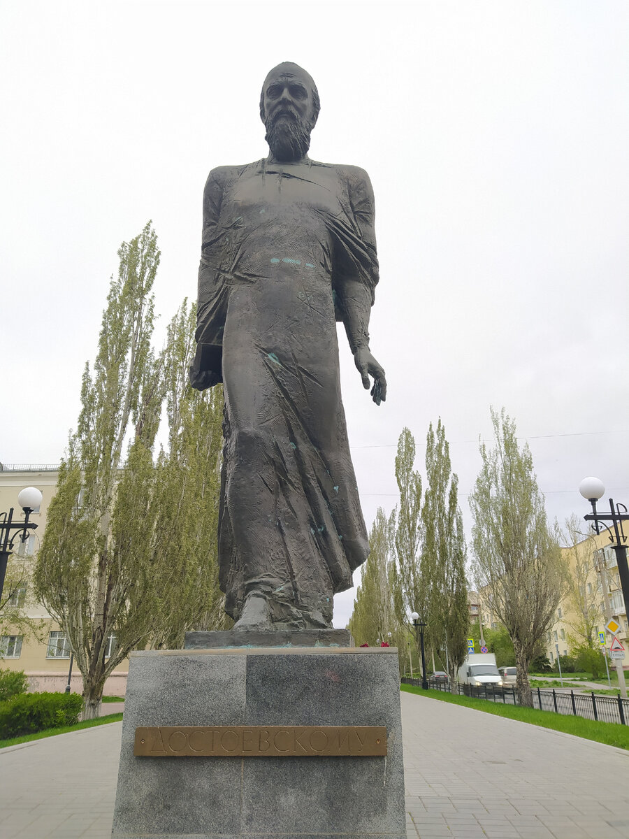 памятник Достоевскому