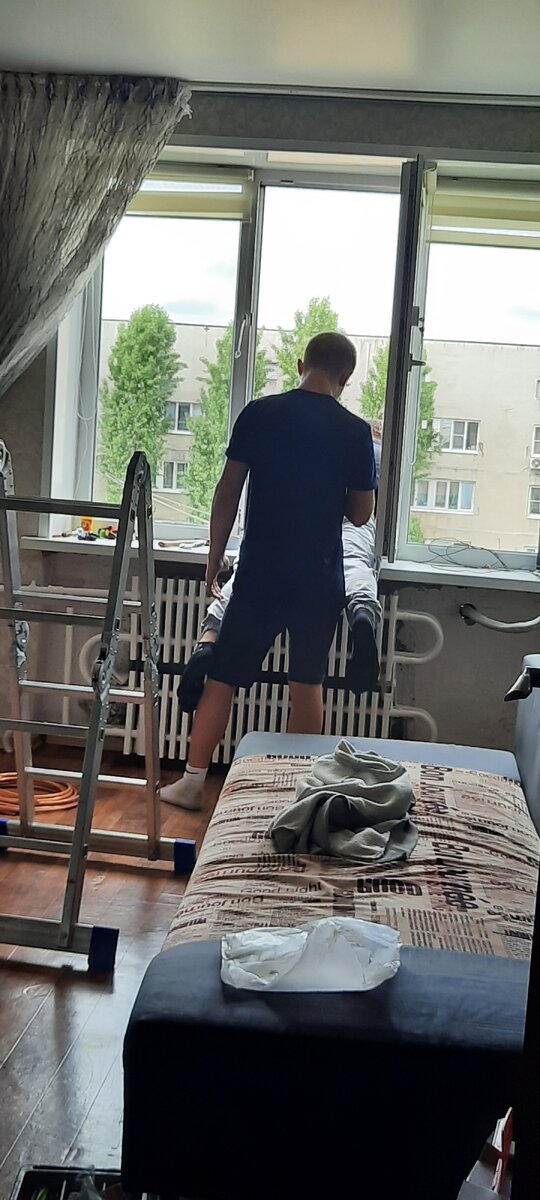 Устанавливают наружный блок😁