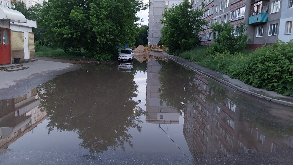 Улица Гордеевская. Лужа, которая затопила бы половину Бельгии. Кстати, и там прошли ливни...