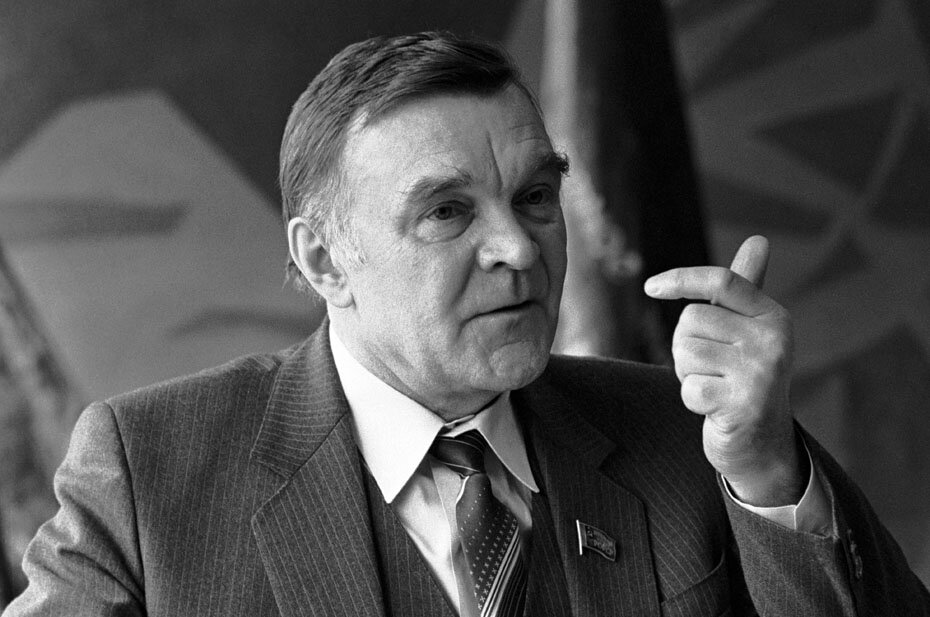 1-23  ноября 1984 г. СССР. Москва. Лауреат Ленинской премии и двух  Государственных премий СССР, депутат Верховного Совета РСФСР, писатель и  сценарист Юрий Васильевич Бондарев. Фото: Константин Тарусов/ТАСС