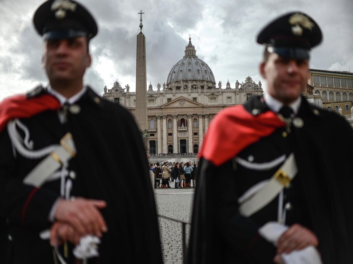    Карабинеры перед входом на площадь Святого Петра в Ватикане© РИА Новости / Владимир Астапкович
