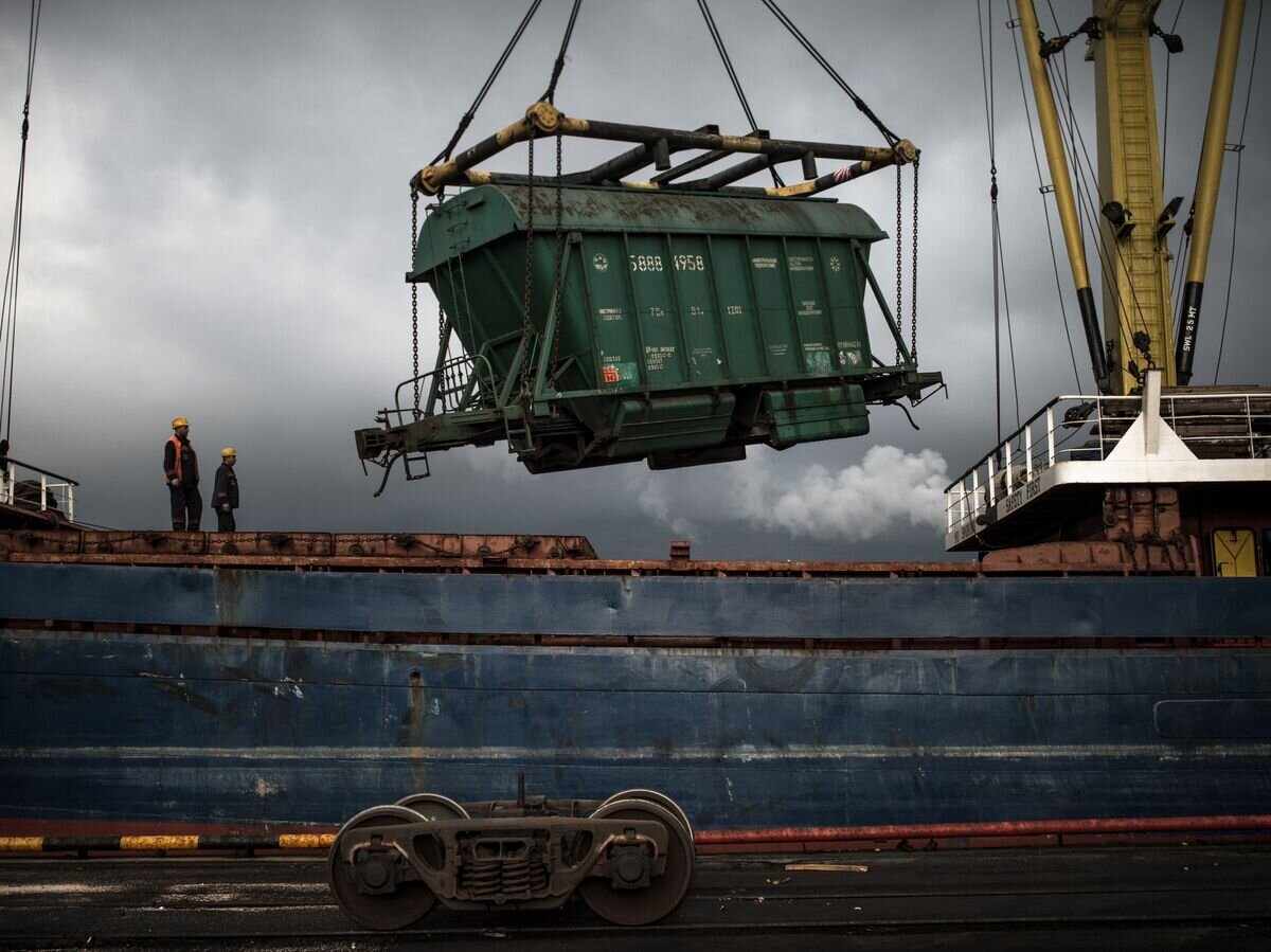    Выгрузка вагона с зерном в Новороссийском морском торговом порту© РИА Новости / Владимир Астапкович