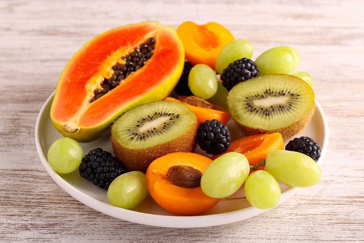 Фрукты и орехи — полезная, но калорийная альтернатива классическим сладостям📷
