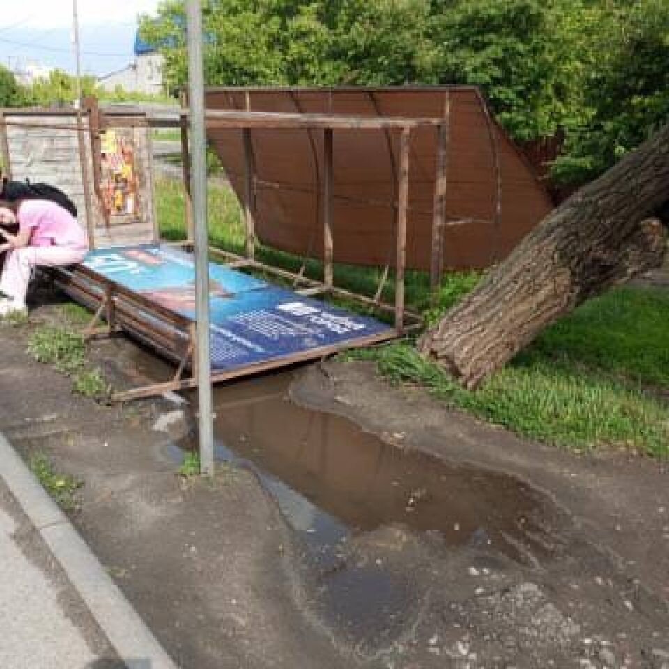 В Барнауле ветер сорвал крышу со здания АГАУ и опрокинул остановку | ТОЛК |  Дзен