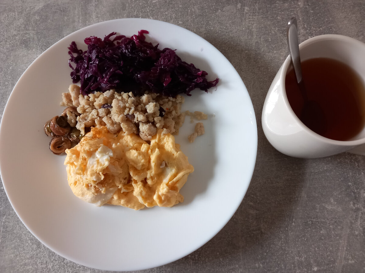 Омлет, рыбный фарш и красная капуста. 