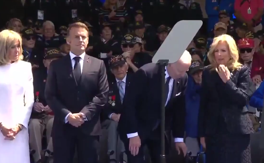 Тот самый момент - Байден пытается найти под собой то ли стул, то ли горшок! (скриншот с видео Телеграм)