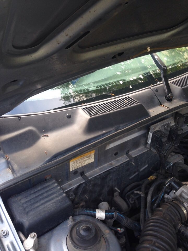 снять пластик около лоб.стекла.