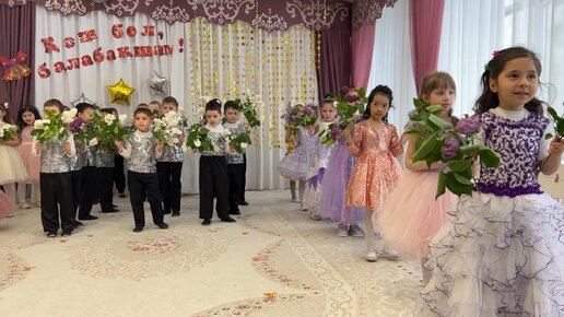 Красивый вход детей на Выпускной утренник в детском саду🌸 Общий танец с цветами