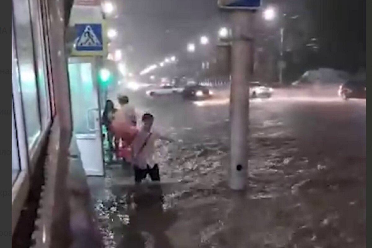 Сильнейшая буря с ветром и ливнями обрушилась на Саратов, затопив городские  улицы | RuNews24.ru | Дзен