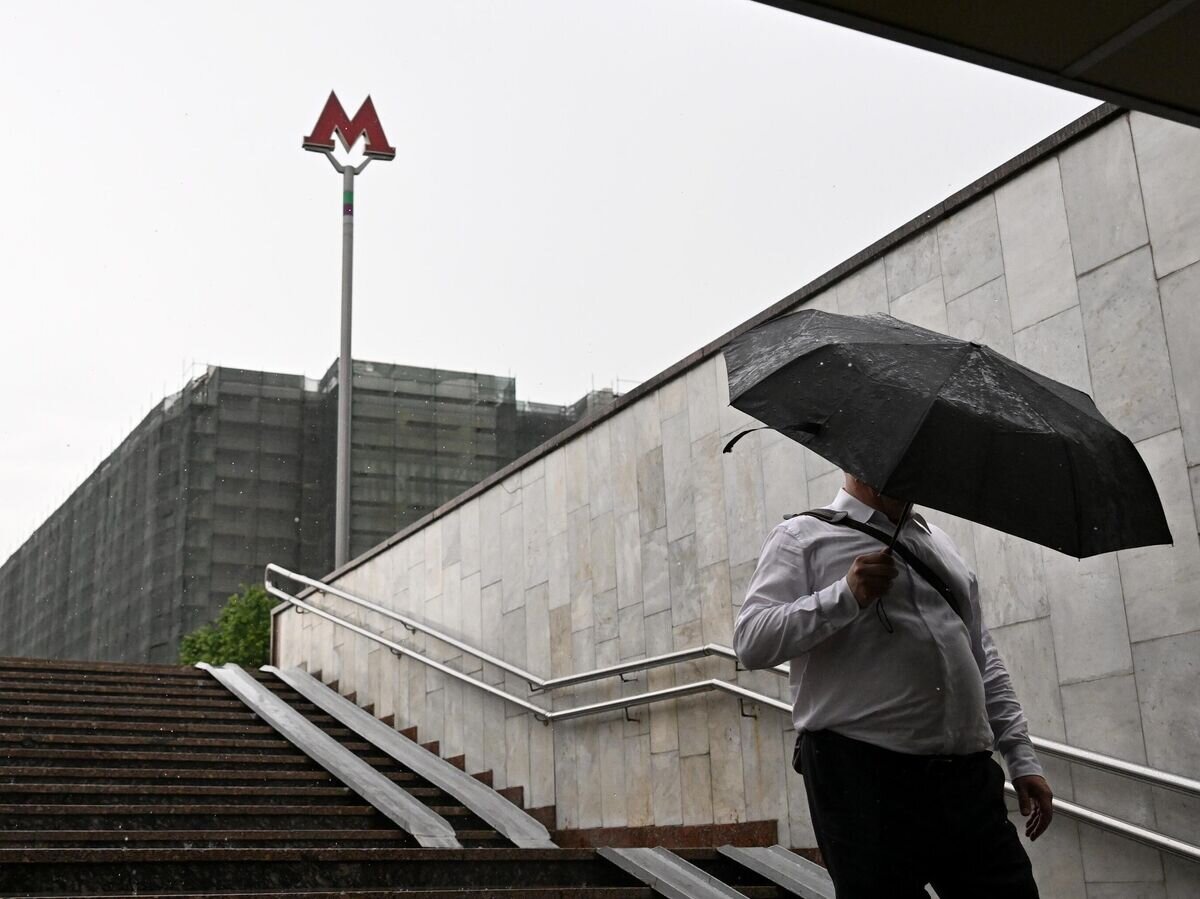    Мужчина во время дождя в Москве© РИА Новости / Алексей Майшев
