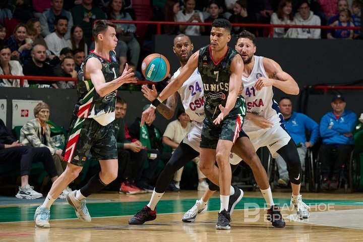 Потери сразу же сократили игровую скамейку, ребятам пришлось биться и за себя, и за того парня, отметил Евгений Богачев. Динар Фатыхов / realnoevremya.ru